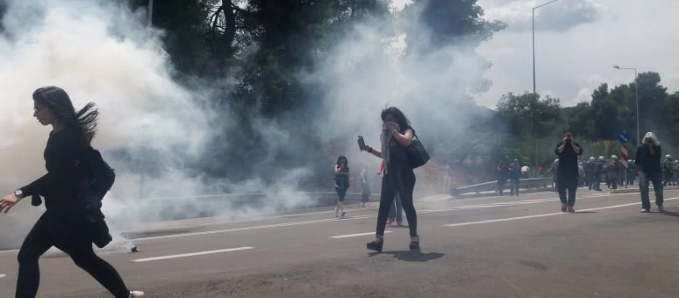 Επεισόδια στη Μαλακάσα: Επανειλημμένες επιθέσεις με πέτρες και ξύλα καταγγέλλουν οι αστυνομικοί